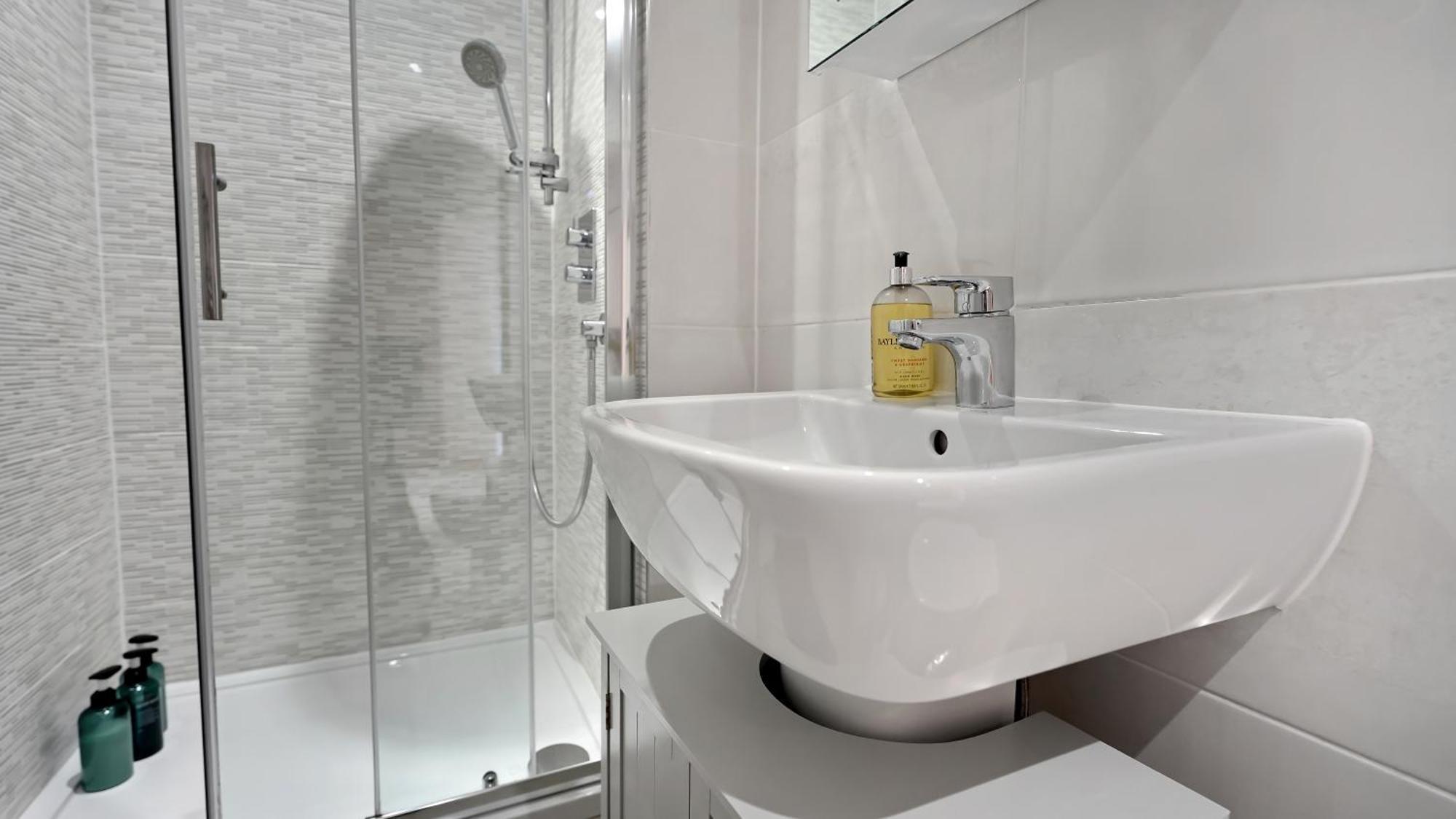 Modern And Spacious Penthouse Apartment In Putney With Free Parking London Exterior foto